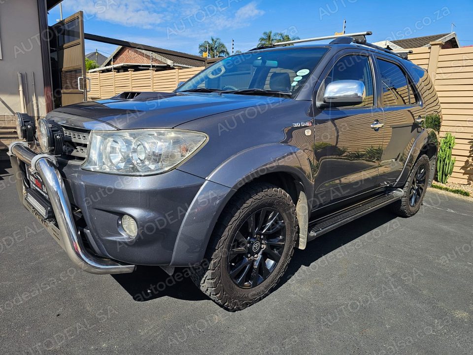 2010 Toyota Fortuner 3.0 D4D, Manual, Diff Lock, 7 Seater- 297000 km photo 3