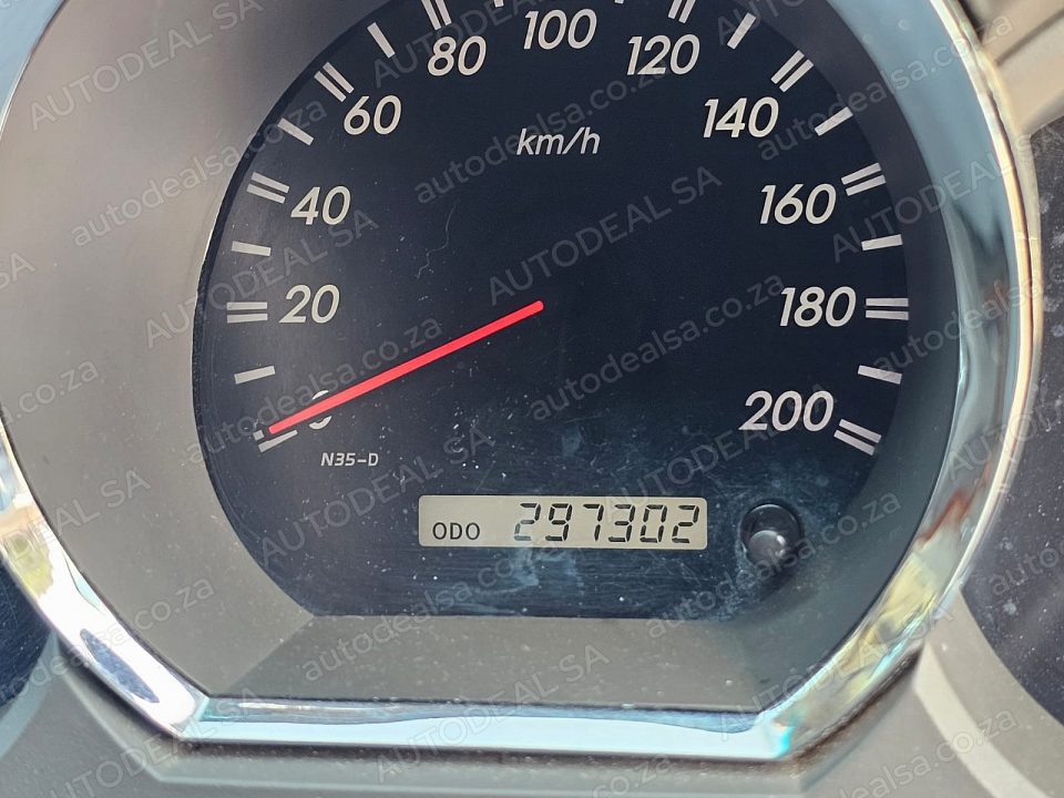 2010 Toyota Fortuner 3.0 D4D, Manual, Diff Lock, 7 Seater- 297000 km photo 14