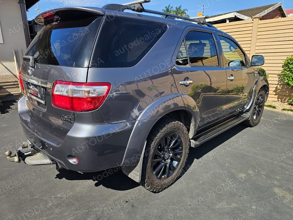 2010 Toyota Fortuner 3.0 D4D, Manual, Diff Lock, 7 Seater- 297000 km photo 6