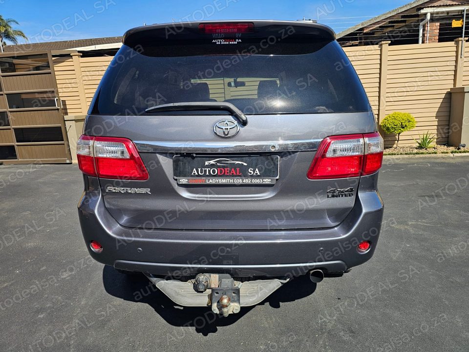 2010 Toyota Fortuner 3.0 D4D, Manual, Diff Lock, 7 Seater- 297000 km photo 5