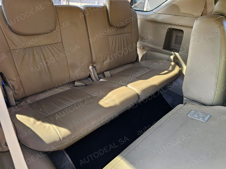 2010 Toyota Fortuner 3.0 D4D, Manual, Diff Lock, 7 Seater- 297000 km photo 11