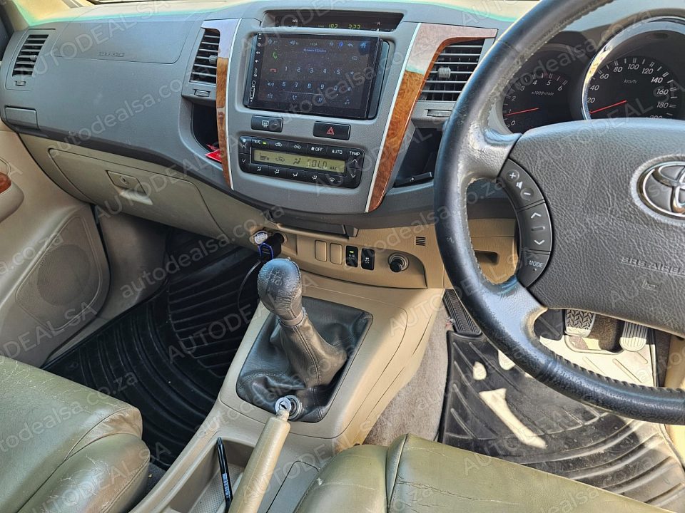 2010 Toyota Fortuner 3.0 D4D, Manual, Diff Lock, 7 Seater- 297000 km photo 8