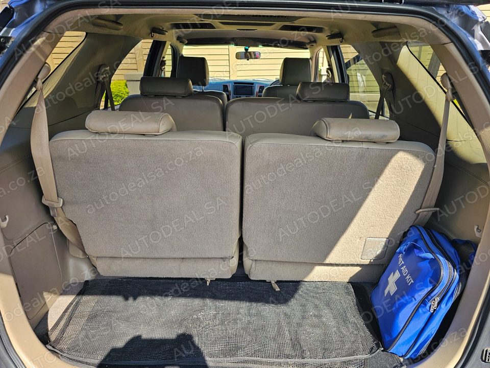 2010 Toyota Fortuner 3.0 D4D, Manual, Diff Lock, 7 Seater- 297000 km photo 13