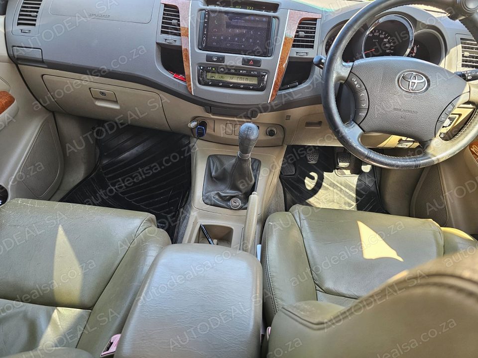 2010 Toyota Fortuner 3.0 D4D, Manual, Diff Lock, 7 Seater- 297000 km photo 7