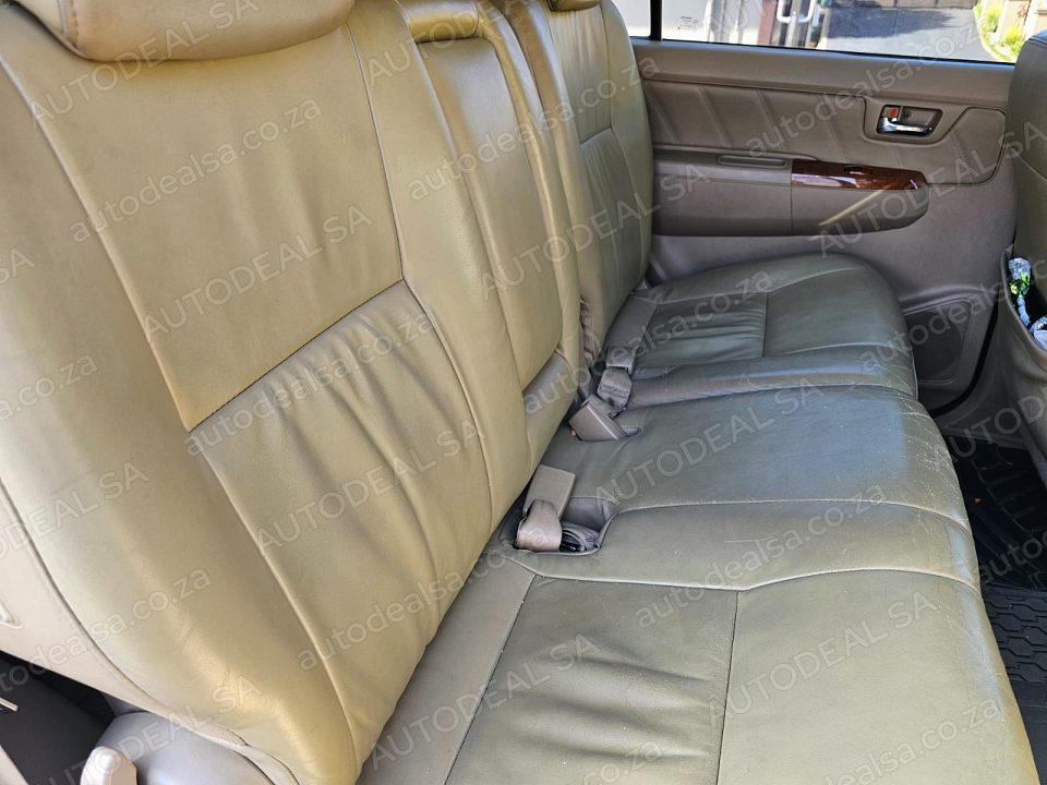 2010 Toyota Fortuner 3.0 D4D, Manual, Diff Lock, 7 Seater- 297000 km photo 10