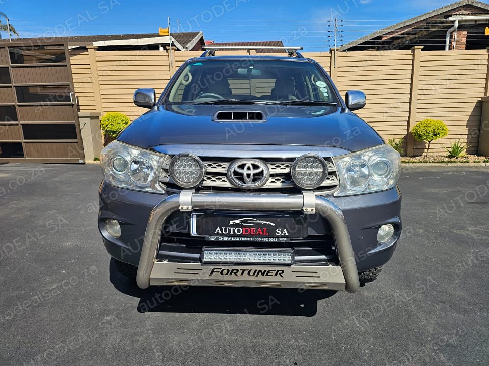 2010 Toyota Fortuner 3.0 D4D, Manual, Diff Lock, 7 Seater- 297000 km photo 2
