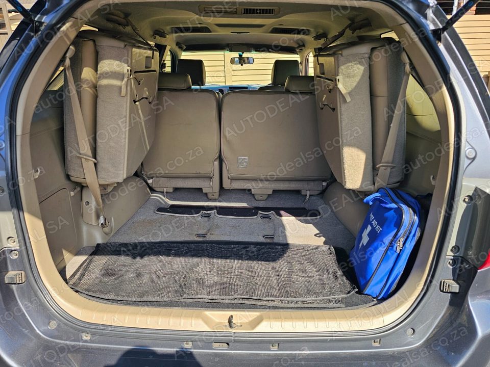 2010 Toyota Fortuner 3.0 D4D, Manual, Diff Lock, 7 Seater- 297000 km photo 12