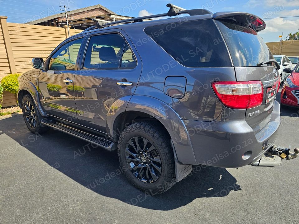 2010 Toyota Fortuner 3.0 D4D, Manual, Diff Lock, 7 Seater- 297000 km photo 4