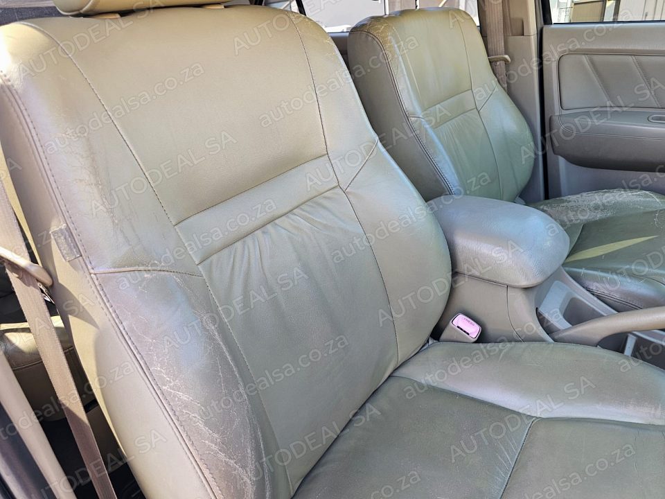 2010 Toyota Fortuner 3.0 D4D, Manual, Diff Lock, 7 Seater- 297000 km photo 9