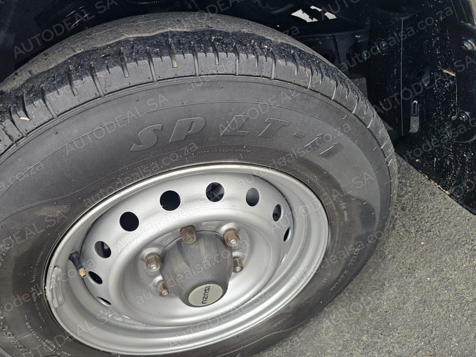 2014 Isuzu KB 250D photo 12
