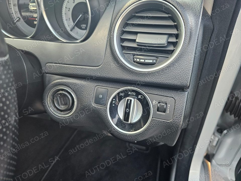 2013 Mercedes-Benz C-Class C180 Auto- 169Km photo 11